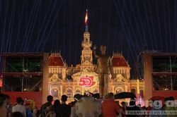 TPHCM: Người dân, du khách đội mưa chờ xem trình diễn 3D mapping và bắn pháo hoa tầm cao