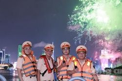 Cảnh sát đường thuỷ TPHCM giữ bình yên trên sông trong đêm hội lớn của Thành phố mang tên Bác