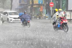 Dự báo thời tiết 2/7: Miền Trung nắng nóng cục bộ, miền Nam hứng mưa lớn