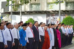 Lãnh đạo Đảng, Nhà nước và TP.HCM dâng hoa tưởng nhớ Chủ tịch Hồ Chí Minh