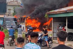 Hai xe kh&aacute;ch bốc ch&aacute;y dữ dội trong b&atilde;i đỗ ở Ninh B&igrave;nh