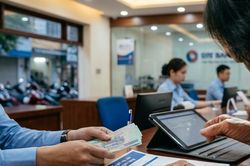 Từ 15/8, vay ngân hàng dưới 400 triệu đồng không phải chứng minh tài chính