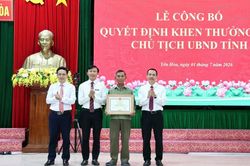 Khen thưởng người đàn ông cứu 2 trẻ em đuối nước