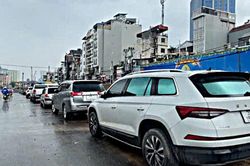 Chỉ 500m đường La Thành, 16 ô tô dừng, đỗ bất chấp biển cấm
