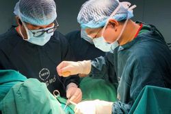 Suýt mất mạng vì tự ý nặn mụn ở vùng hậu môn