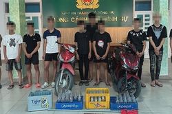 Tạm giữ 8 thanh thiếu niên mang dao, ném vỏ chai bia khiêu khích lực lượng tuần tra
