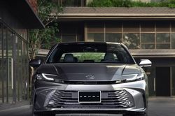 Mẫu sedan hạng sang của Toyota giảm sâu giá bán bản HEV