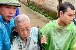 Ấm lòng hình ảnh Công an xã xuyên đêm tìm cụ ông đi lạc