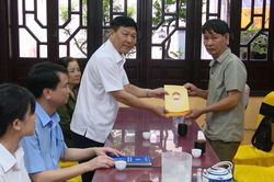 Thăm hỏi chia sẻ nỗi đau với gia đ&igrave;nh nạn nh&acirc;n vụ ch&aacute;y tại phường Kiến Hưng