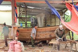 Giữ hồn nghề đóng thuyền hơn 400 năm bên dòng sông La