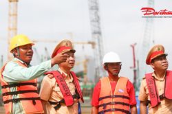 Cảnh s&aacute;t đường thủy H&agrave; Nội kiểm tra an to&agrave;n tại c&aacute;c c&ocirc;ng tr&igrave;nh cầu vượt s&ocirc;ng