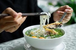Giá xăng đã giảm, vì sao giá tô phở, ly cà phê chưa giảm?