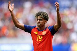Yamal thách thức Ronaldo