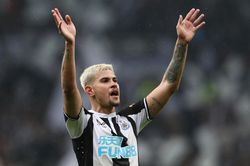 Newcastle bị 'xâu xé'