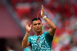 Ronaldo g&acirc;y ch&uacute; &yacute; với thiết bị lạ tr&ecirc;n tay