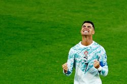 Cộng đồng mạng dậy sóng với bàn thắng lịch sử của Ronaldo