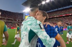 Cái ôm gây bão mạng xã hội của Ronaldo và Modric