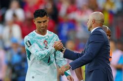 Martinez tiết lộ lý do thay Ronaldo