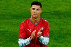 H&agrave;nh động lặng lẽ của Ronaldo sau tiếng c&ograve;i m&atilde;n cuộc