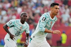 Mùa World Cup, văn phòng TP.HCM chia phe vì Messi và Ronaldo