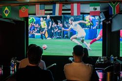 M&ugrave;a World Cup, văn ph&ograve;ng TP.HCM chia phe v&igrave; Messi v&agrave; Ronaldo