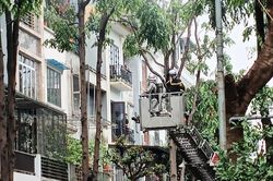 Cháy nhà ở Hà Nội, nghi có người mắc kẹt bên trong