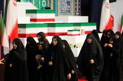 Thi h&agrave;i cố L&atilde;nh tụ Tối cao Iran được đưa tới nơi tổ chức lễ viếng