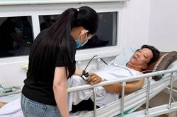 Nghệ sĩ Minh H&ograve;a gặp biến chứng khi điều trị đột quỵ