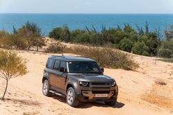 Cầm lái Land Rover Defender 130 giá gần 8 tỷ đi off-road, có gì hay?