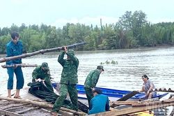 Biên phòng Cà Mau hỗ trợ dân khắc phục hậu quả sạt lở đất