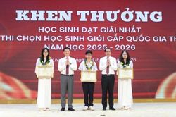 Th&aacute;i Nguy&ecirc;n tuy&ecirc;n dương gi&aacute;o vi&ecirc;n, học sinh xuất sắc
