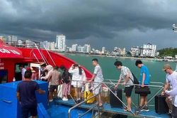 Đặc khu C&ocirc; T&ocirc; đưa 3.147 du kh&aacute;ch về đất liền an to&agrave;n trước khi b&atilde;o số 1 ảnh hưởng đến v&ugrave;ng biển Quảng Ninh