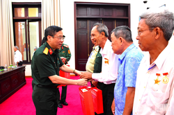 Bộ Quốc Ph&ograve;ng gặp mặt, tặng qu&agrave; đại biểu người c&oacute; c&ocirc;ng tỉnh Đồng Th&aacute;p
