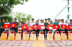 V&ugrave;ng Cảnh s&aacute;t biển 3 tuy&ecirc;n truyền ph&aacute;p luật, đồng h&agrave;nh c&ugrave;ng ngư d&acirc;n x&atilde; An Thới Đ&ocirc;ng