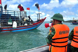 Ứng ph&oacute; b&atilde;o số 1: Quảng Ninh tạm ngừng cấp ph&eacute;p t&agrave;u thuyền ra khơi