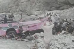 Pakistan: Xe bu&yacute;t rơi xuống vực, &iacute;t nhất 40 người thiệt mạng