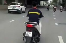 CSGT H&agrave; Nội xử phạt thanh ni&ecirc;n đi SH đủ 'combo' vi phạm TTATGT
