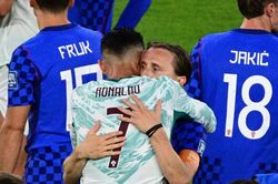 Ronaldo n&oacute;i g&igrave; với Modric sau trận Bồ Đ&agrave;o Nha hạ Croatia?