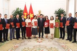 Đảng ủy Bộ Ngoại giao trao quyết định chỉ định B&iacute; thư cấp ủy ngo&agrave;i nước