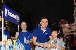 Vinamilk phục vụ người dân trong đêm hội 3D mapping mừng 50 năm thành phố Hồ Chí Minh