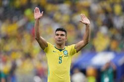 Vì sao Casemiro chưa thể trở thành đồng đội của Messi?