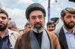Dấu hỏi về sự xuất hiện của tân Lãnh tụ tối cao Iran trước ngày tang lễ người cha quá cố