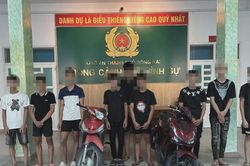 Tạm giữ hình sự nhóm đối tượng mang hung khí khiêu khích Cảnh sát tuần tra