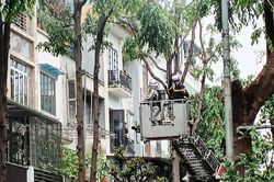 Ch&aacute;y nh&agrave; ở H&agrave; Nội, nghi c&oacute; người mắc kẹt b&ecirc;n trong