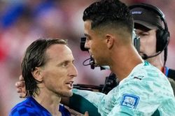 Khoảnh khắc Ronaldo ôm Luka Modric gây sốt