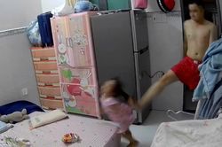 [Clip] Bé gái 3 tuổi ở TPHCM bị chồng hờ của mẹ đánh đập, bóp cổ gây phẫn nộ