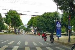 CLIP: Nhóm người đi xe đạp điện ngang nhiên vượt đèn đỏ ở Đắk Lắk