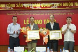 Đảng bộ PVChem tổ chức Lễ trao tặng Huy hiệu 30 năm tuổi Đảng cho đảng viên