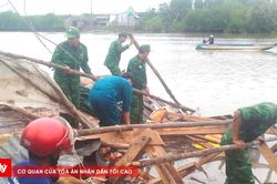 Sạt lở l&agrave;m hư hại ho&agrave;n to&agrave;n căn nh&agrave; của người d&acirc;n