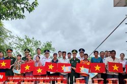 Cảnh s&aacute;t biển đồng h&agrave;nh với ngư d&acirc;n